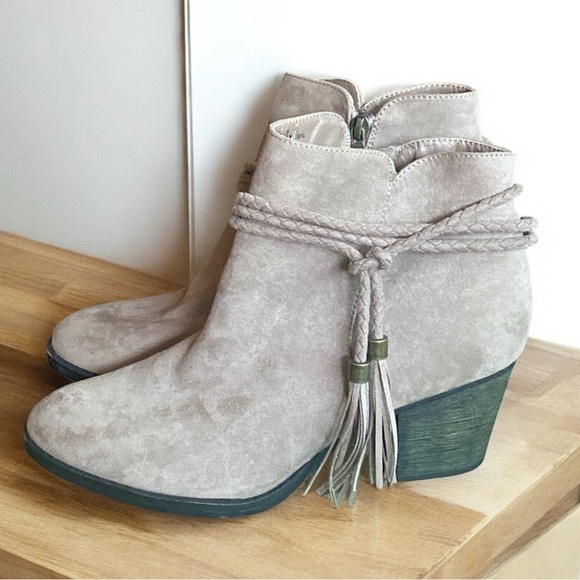 BAMBOO Tassel Suede Ankle Boots 3” Heel Tan Women’s Size 10 Side Zip New Withou… - Picture 5 of 8